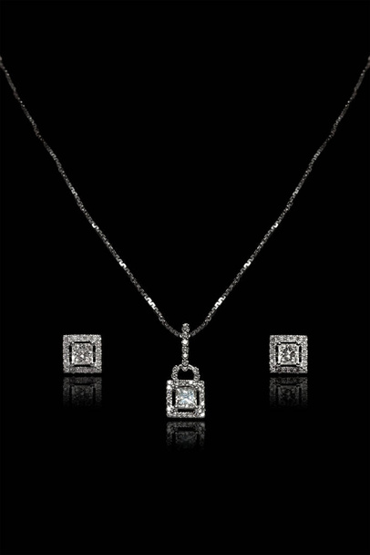 Close up di collana di diamanti su sfondo nero con orecchino di diamanti - Foto, immagini
