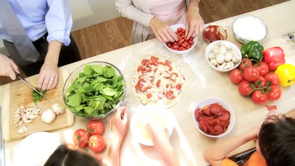 Familie bereitet gemeinsam hausgemachte Pizza zu - Filmmaterial, Video