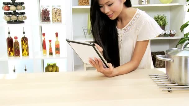 Chica usando tableta en la cocina
 - Metraje, vídeo