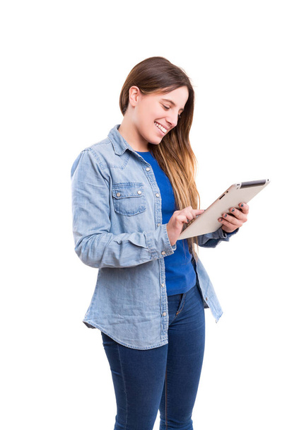 giovane donna con tablet e dispositivo digitale - Foto, immagini