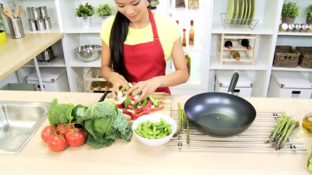 Menina na cozinha preparando legumes
 - Filmagem, Vídeo