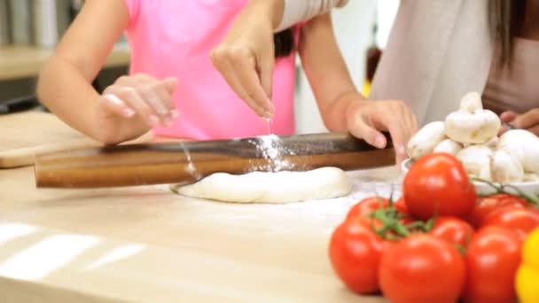 Οικογένεια προετοιμασία σπιτική πίτσα - Πλάνα, βίντεο
