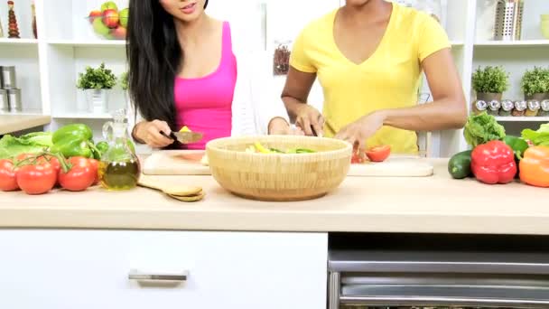 Подружки на кухне готовят салат
 - Кадры, видео