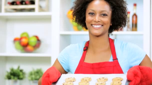 női tartja frissen sütött keksz - Felvétel, videó
