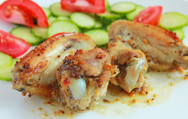 Запеченные куриные крылышки с овощным салатом
 - Фото, изображение