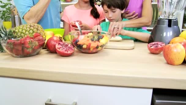 Pais e crianças preparando salada
 - Filmagem, Vídeo