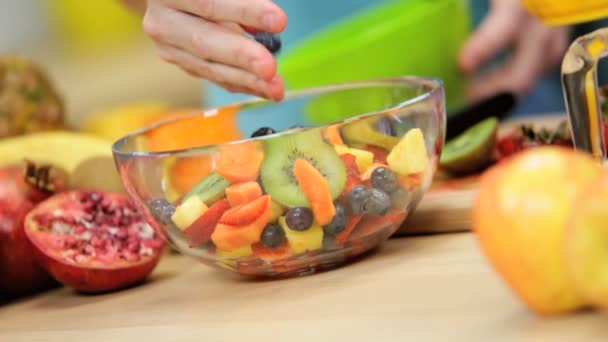 Çift mutfak at salata hazırlık - Video, Çekim