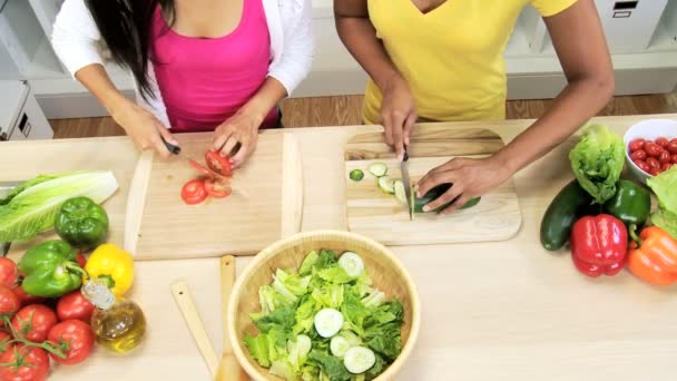 Naaraat valmistelevat salaattia keittiössä
 - Materiaali, video