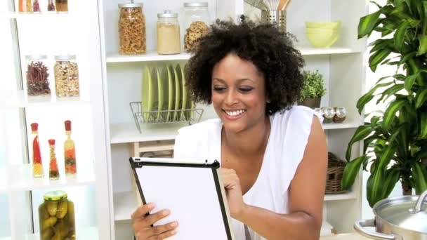 Женщина с помощью планшета на кухне
 - Кадры, видео