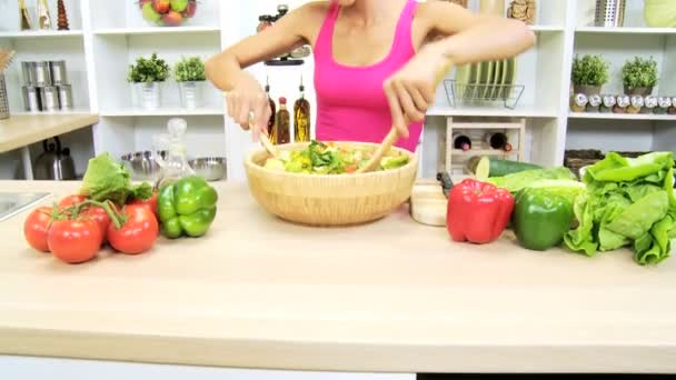 Жінка на кухні інгредієнти змішування
 - Кадри, відео