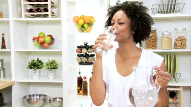 Weibchen in der Küche trinken Wasser - Filmmaterial, Video