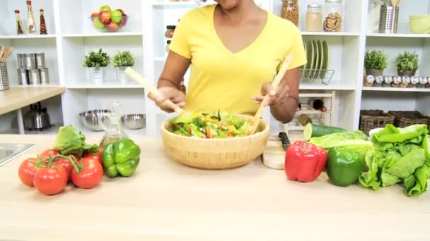 Женщина на кухне смешивания ингредиентов
 - Кадры, видео