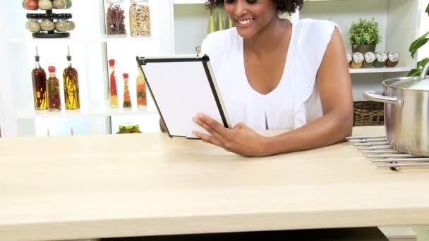 Mujer usando tableta en la cocina
 - Imágenes, Vídeo