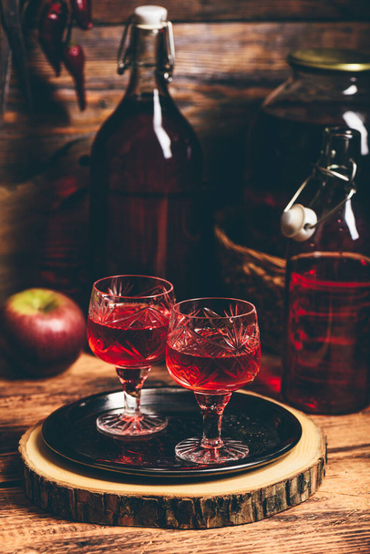 Two glasses of red currant nalivka - Foto, afbeelding