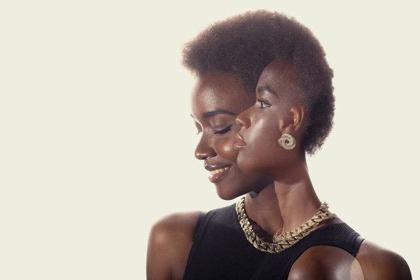 Πολλαπλή έκθεση πορτρέτο της μαύρης αφροαμερικάνας γυναίκας με χαρούμενο χαμόγελο και σοβαρή έκφραση προσώπου. Έννοια υγείας και επιτυχίας - Φωτογραφία, εικόνα