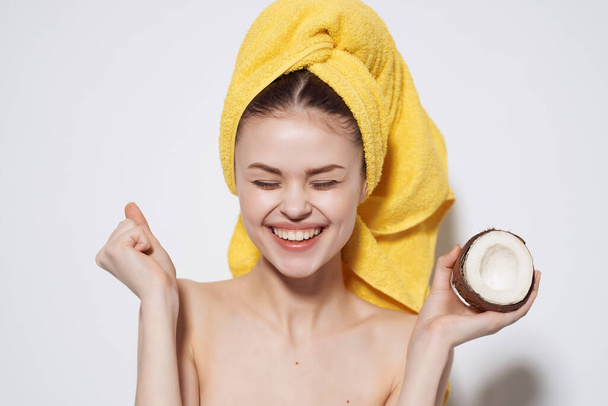 femme aux épaules nues tenant des vitamines naturelles de noix de coco - Photo, image
