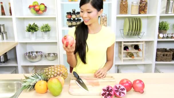 žena v kuchyni připravuje granátové jablko - Záběry, video