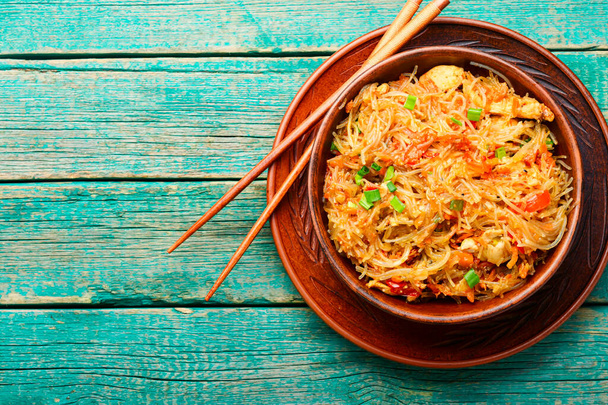 Funchoza,chinese noodles with spices and chicken.Glass noodles - Foto, Imagen