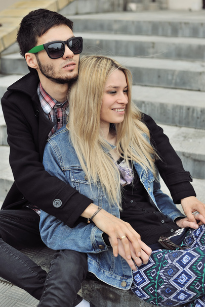 stylisches junges Paar im Freien Porträt  - Foto, Bild