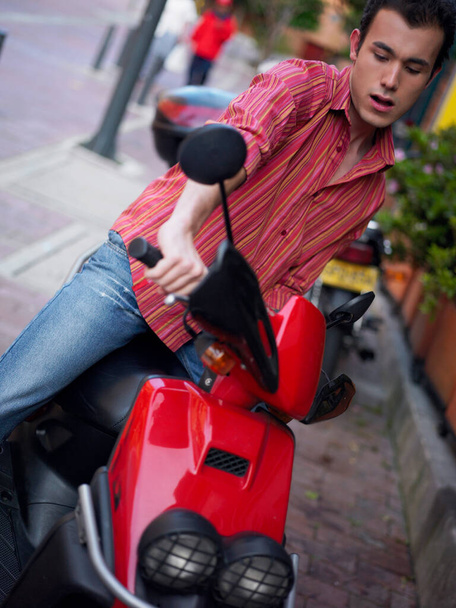 młody człowiek ze skuterem w mieście - Zdjęcie, obraz