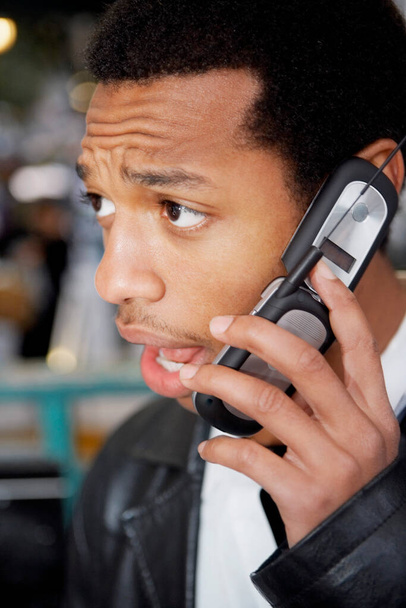 Молодий чоловік розмовляє по мобільному телефону
 - Фото, зображення