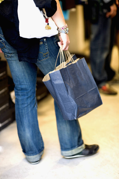 vista recortada del hombre sosteniendo bolsas de compras y mirándose entre sí - Foto, imagen