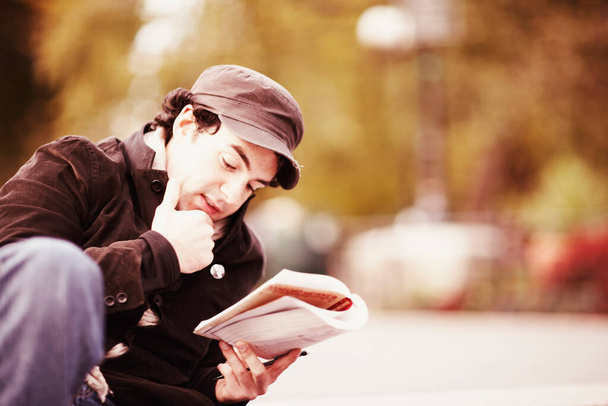 young man with a book in the park - Foto, Bild