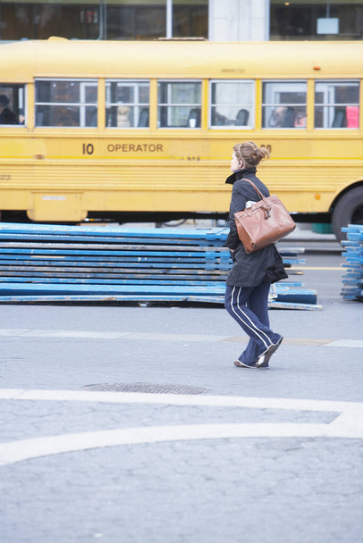 young man with backpack on the street - Foto, Imagen
