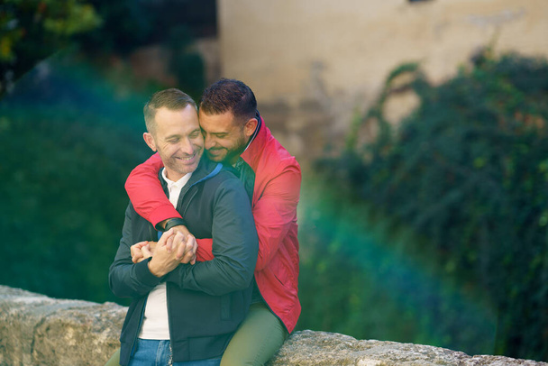 gej para w romantyczny moment na zewnątrz - Zdjęcie, obraz