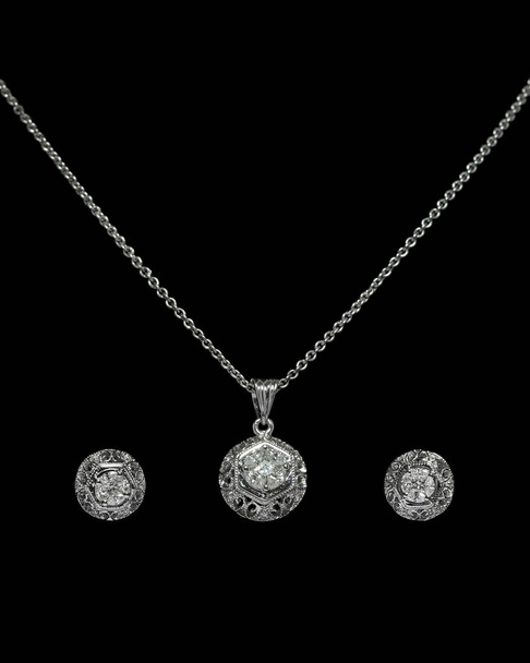 Nahaufnahme von Diamant-Halskette auf schwarzem Hintergrund mit Diamant-Ohrring - Foto, Bild