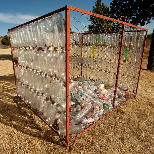 Pila de botellas de plástico viejas
 - Foto, imagen