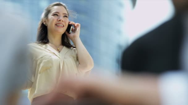 Empresarios con tableta en segundo plano empresaria hablando por teléfono móvil
 - Imágenes, Vídeo