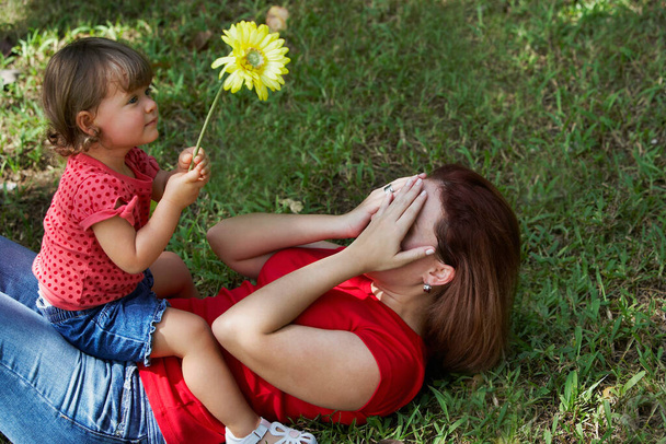mother and daughter in the park - Foto, Imagen