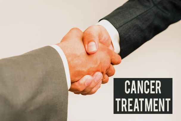 Концептуальне відображення лікування раку. Інтернет концепція Менеджмент медичної допомоги пацієнту з раком Двоє професійних добре одягнених корпоративних бізнесменів Handshake Indorors
 - Фото, зображення