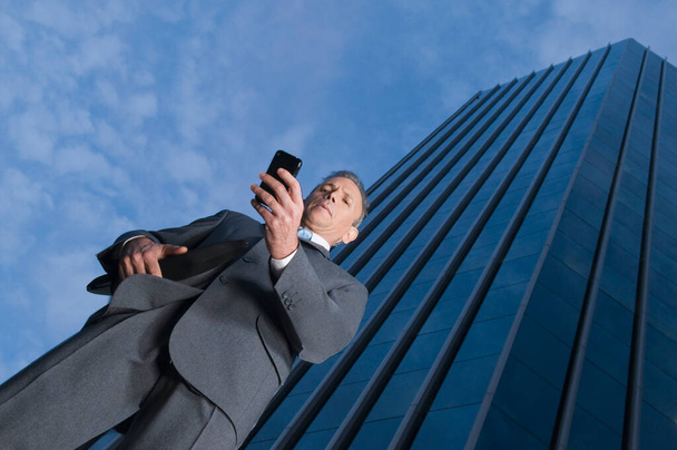 businessman with mobile phone and looking away - Foto, immagini