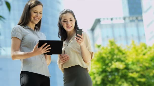 vrouwelijke ondernemers werken met laptop en mobiele telefoon - Video