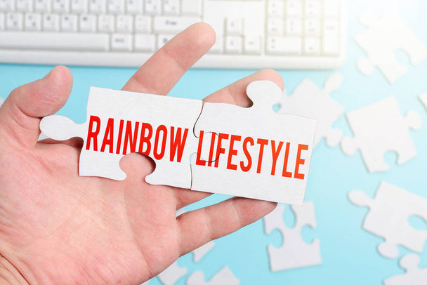Текст, показывающий вдохновение Rainbow Lifestyle. Бизнес-идея однополые пары или отдельные лица в ЛГБТ-сообществе Строительство незавершенной белой головоломки Пазл с отсутствующим последним кусочком - Фото, изображение