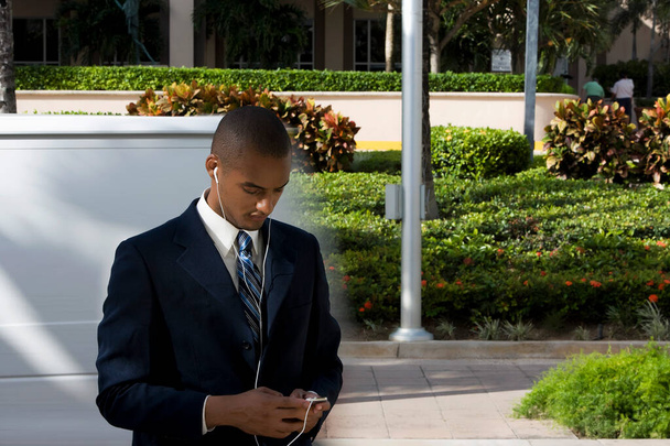 portrait of a young african american businessman in suit and tie standing outdoors - Foto, Imagem