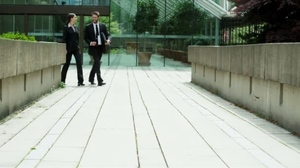 Gente de negocios caminando al aire libre
 - Imágenes, Vídeo