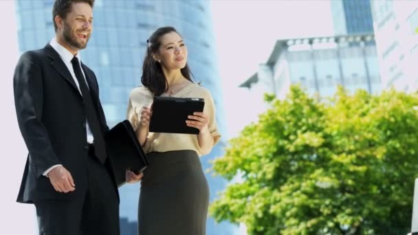 Geschäftsleute mit Tablet treffen Geschäftsfrau - Filmmaterial, Video