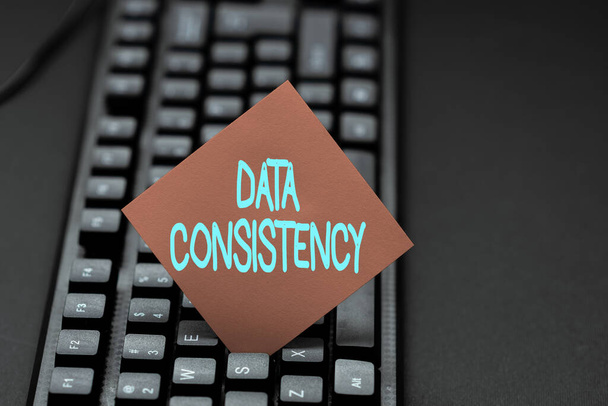 Bildunterschrift: Datenkonsistenz. Datenwerte des Geschäftsansatzes sind in allen Anwendungsbeispielen gleich. Wichtige Daten werden online gesammelt und Textverarbeitungsanwendungen entwickelt. - Foto, Bild