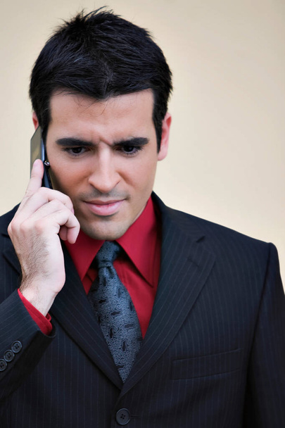 portrait of a businessman talking on a mobile phone - Zdjęcie, obraz