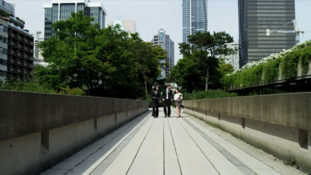 Gente de negocios caminando al aire libre
 - Metraje, vídeo