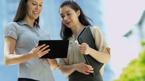 vrouwelijke ondernemers met laptop en map - Video