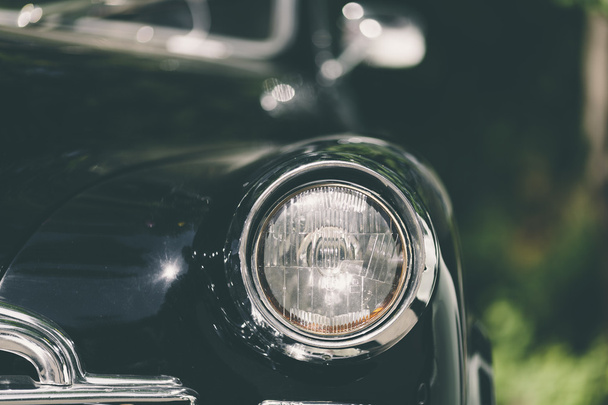 Close-up van klassieke luxe zwarte auto. - Foto, afbeelding