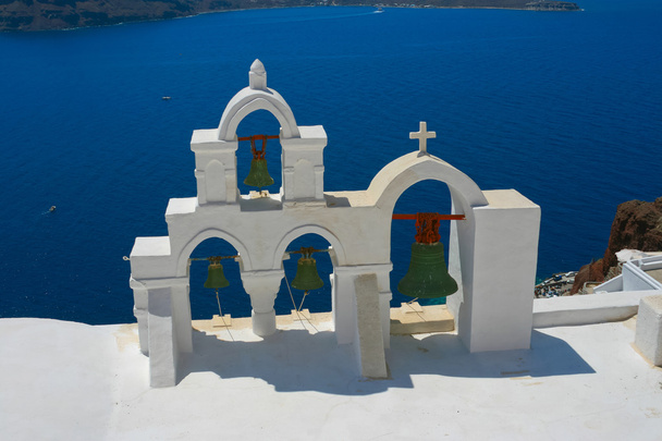 Vista incrível da capela branca em Oia, Santorini
 - Foto, Imagem