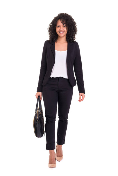 retrato de comprimento total de uma bela mulher de negócios afro-americana de pé isolado no fundo branco - Foto, Imagem
