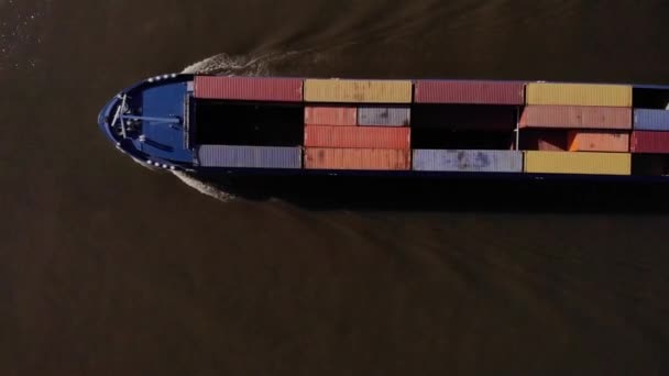 Hollanda, Barendrecht yakınlarındaki Oude Maas Nehri 'nde yelken açan renkli konteynırlı gemi. - Havadan çekim. - Video, Çekim