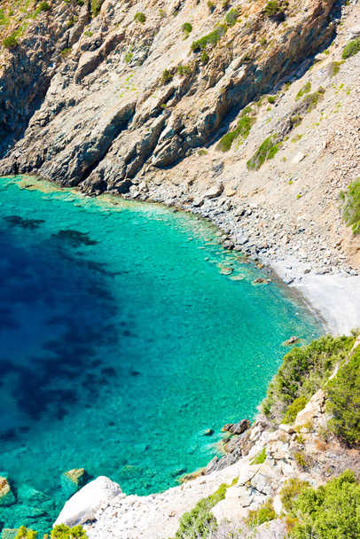 La playa de Punta Nera en Italia se encuentra en el lado occidental de la costa de Elba, a unos 2 km del pueblo de Chiessi
 - Foto, imagen
