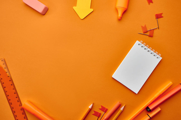 back to school concept with stationery on color background - Foto, afbeelding